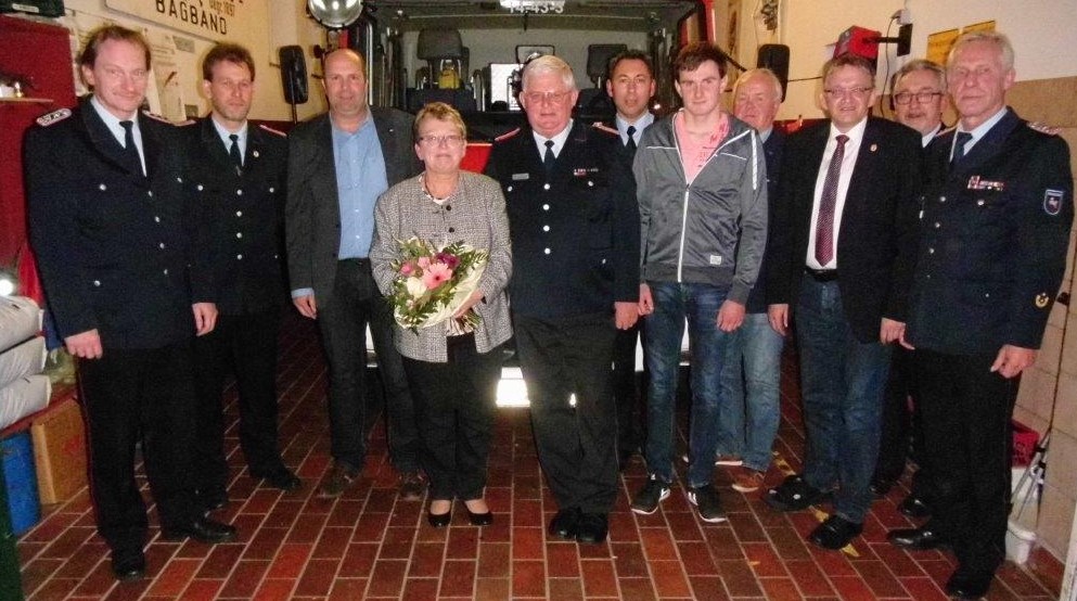 stellv. OrtsBm Heinz-Arnold Hüls, GmBm Mario Lienemann, stellv. Ausschussvorsitzender Wolfgang Dirksen, Renate und Focke Gronewold, OrtsBm Erwin Onnen, neuer Anwärter Mirko Bohlen, Bgm. Olaf Meinen, OrtsBgm. Helmuth Krüsmann, Abschnittsleiter Enno Mensen, RegierungsBm Ernst Hemmen.