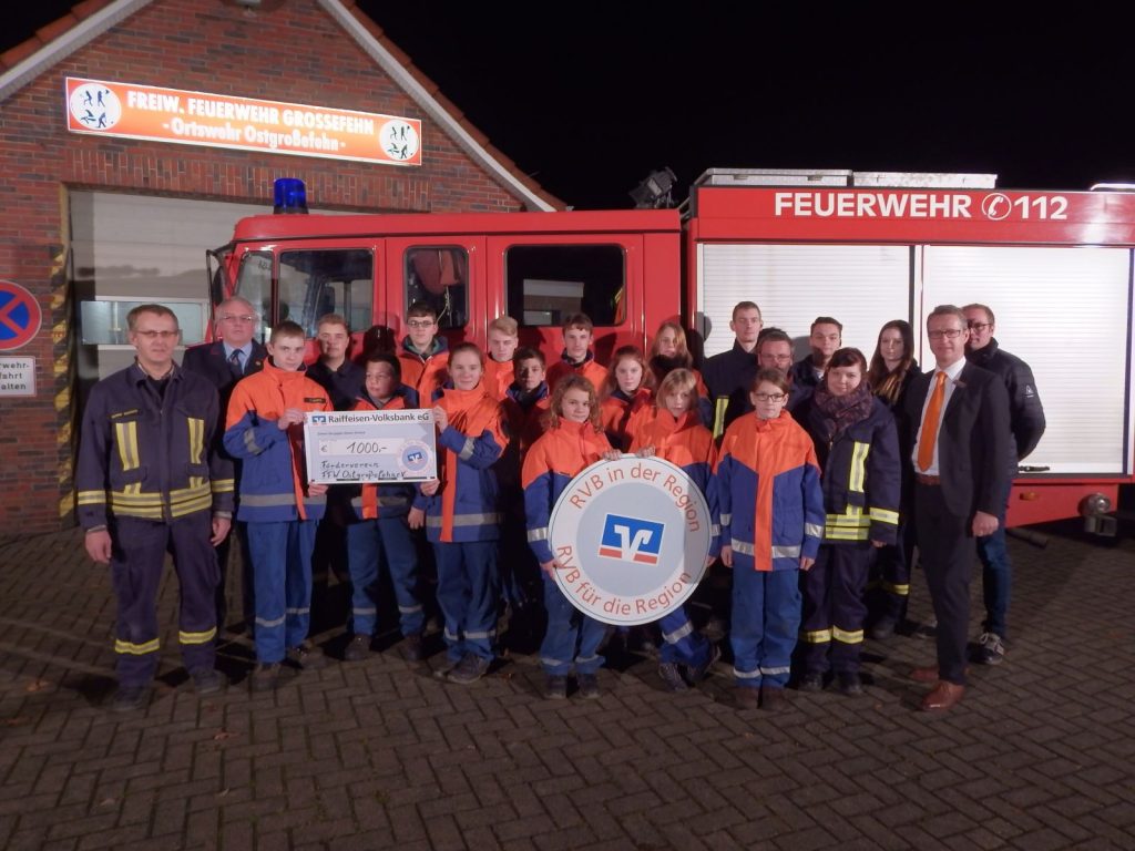 links im Bild: Bernd Gröger (Jugendfeuerwehrwart), Focko Kleen (Ortsbrandmeister) rechts im Bild: Thomas Manott (RVB), Thorsten Wilken (Förderverein der FW Ostgroßefehn)