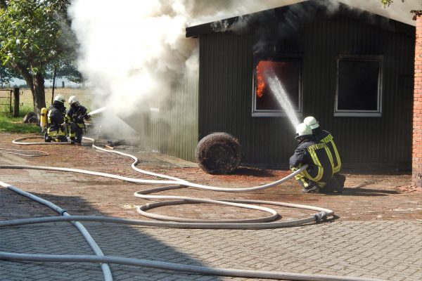 Schuppenbrand und Hitze fordern Einsatzkräfte in Großefehn