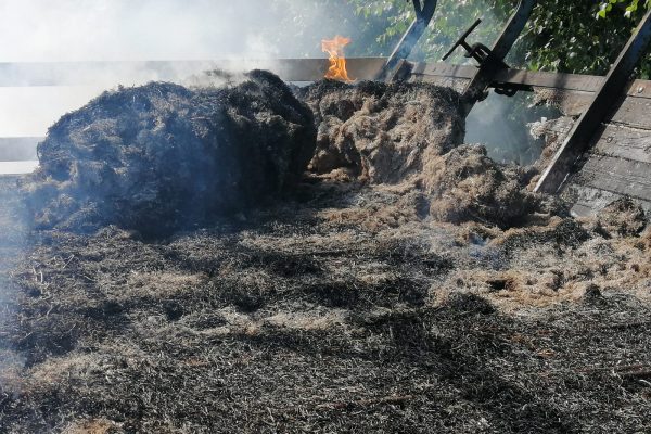 Akelsbarg: Feuerwehr löscht brennenden Heuanhänger